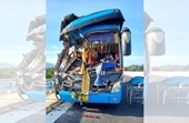 Xe khách nát đầu trên cao tốc Nha Trang- Cam Lâm, 2 người tử vong