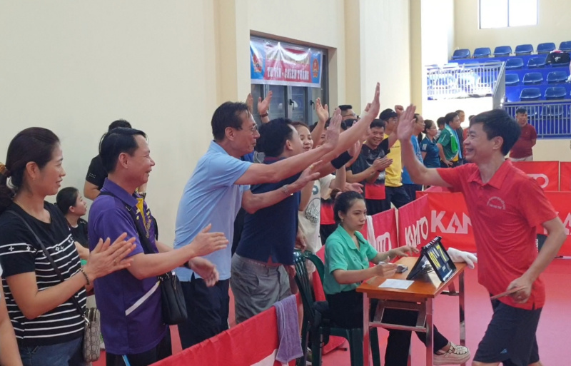 Cổ động viên bóng bàn vỡ òa cảm xúc khi đội nhà giành chiến thắng