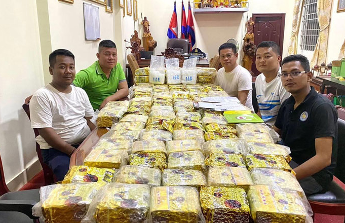 Phát hiện 100 kiện ma túy đá trong chiếc ô tô bị tai nạn giao thông