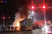 CLIP Hai xe container va chạm rồi bốc cháy ngùn ngụt giữa đường