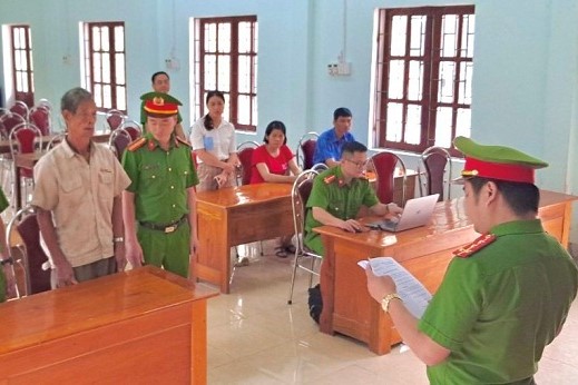 Mâu thuẫn trong cuộc rượu, cậu ruột dùng điếu cày đánh cháu chấn thương sọ não