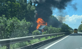 Ô tô đầu kéo bất ngờ bốc cháy dữ dội trên cao tốc Pháp Vân - Cầu Giẽ