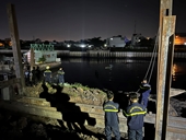 Trục vớt thi thể nam công nhân đuối nước dưới kênh Tham Lương