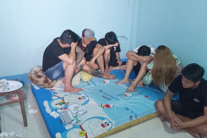 Tụ tập bạn bè về nhà để bay lắc ma túy tập thể