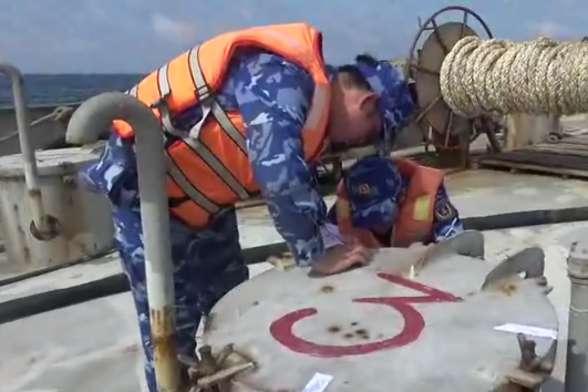 Vùng Cảnh sát biển 4 bắt quả tang tàu vận chuyển dầu DO không rõ nguồn gốc