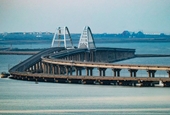 Cầu Crimea bị phong tỏa do “tình huống khẩn cấp”