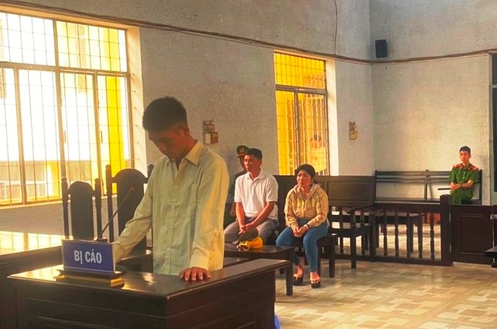 Bị đâm thấu bụng vì vô cớ đánh người