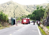 Ô tô khách lật trên đèo Khánh Lê, 4 du khách nước ngoài thiệt mạng