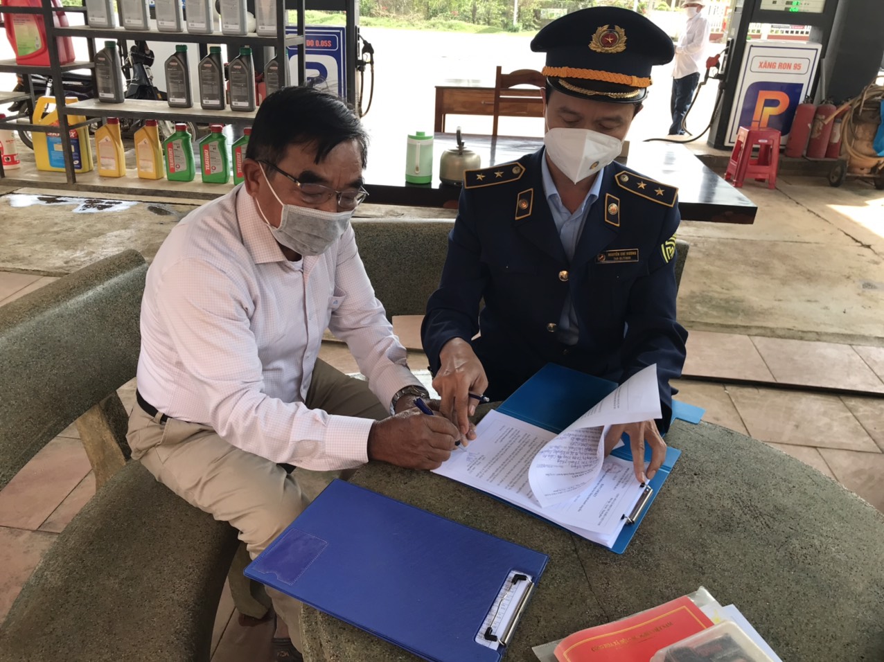 Quản lý thị trường Đắk Lắk kiểm tra đột xuất phát hiện 7 cơ sở kinh doanh xăng dầu vi phạm