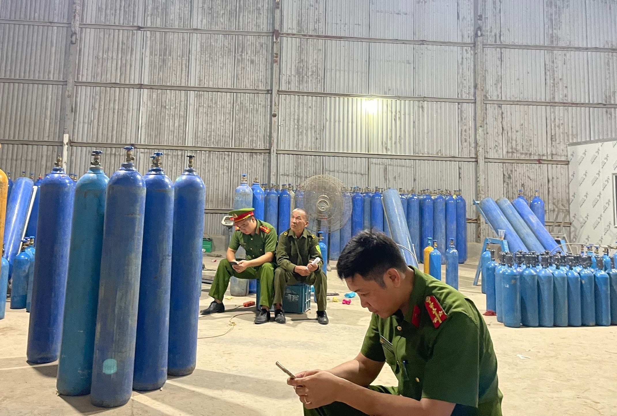 Phát hiện hơn 1,3 tấn khí N2O nghi nhập lậu