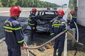 Ô tô bán tải cháy trơ khung trên cao tốc Hà Nội - Hải Phòng