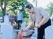 Thủ tướng Phạm Minh Chính dâng hương tưởng nhớ các Anh hùng, Liệt sĩ ở Quảng Trị