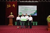 Công ty Núi Pháo tặng 1 500 thùng đựng rác cho người dân
