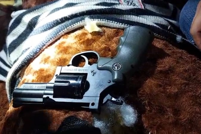 Nam thanh niên bị bắt khi lên mạng mua súng để phòng thân