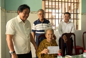 Lãnh đạo tỉnh Bình Dương thăm và tặng quà gia đình chính sách trên địa bàn