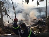 Chữa cháy tại kho xưởng rộng gần 1 000m2, 4 chiến sĩ cảnh sát bị thương