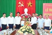 Chủ tịch UBND tỉnh Thanh Hóa trao Quyết định tuyển dụng đặc cách cho cô giáo viết chữ bằng chân