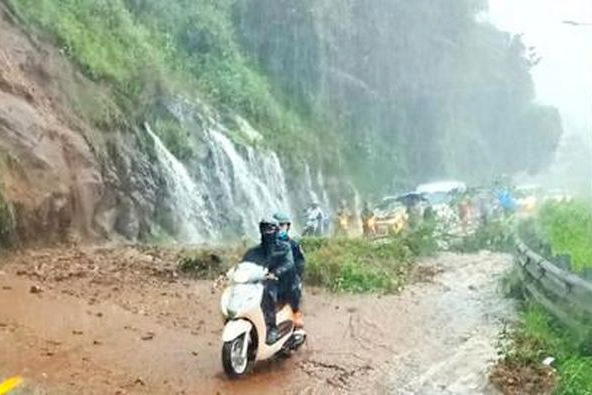 3 chiến sĩ CSGT mất tích trong vụ sạt lở nghiêm trọng trên đèo Bảo Lộc