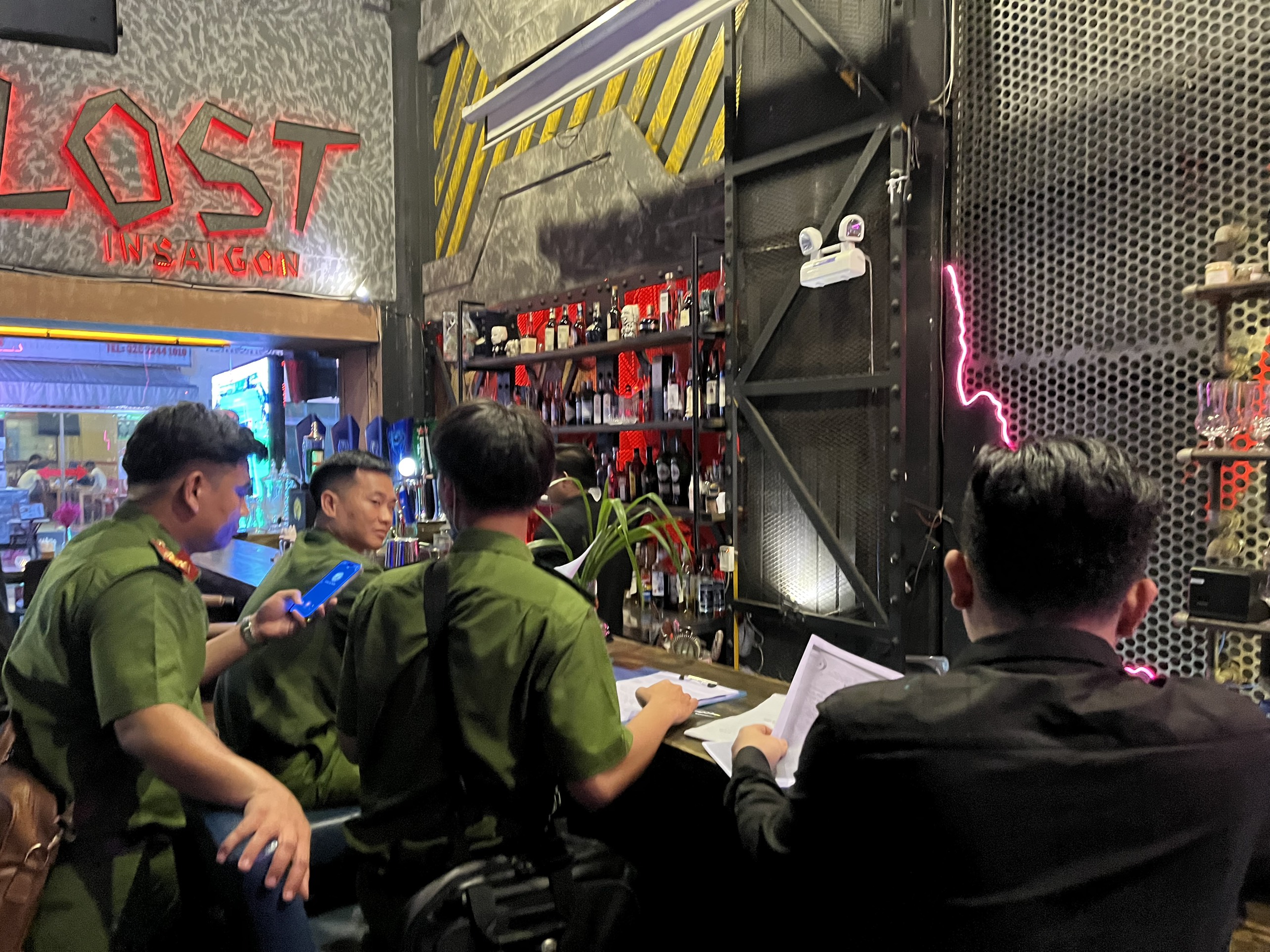 Nhiều cơ sở kinh doanh ngành, nghề nhạy cảm ở phố Tây vi phạm