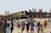 Hiện trường vụ tai nạn tàu hỏa thảm khốc ở Pakistan, hơn 100 người thương vong
