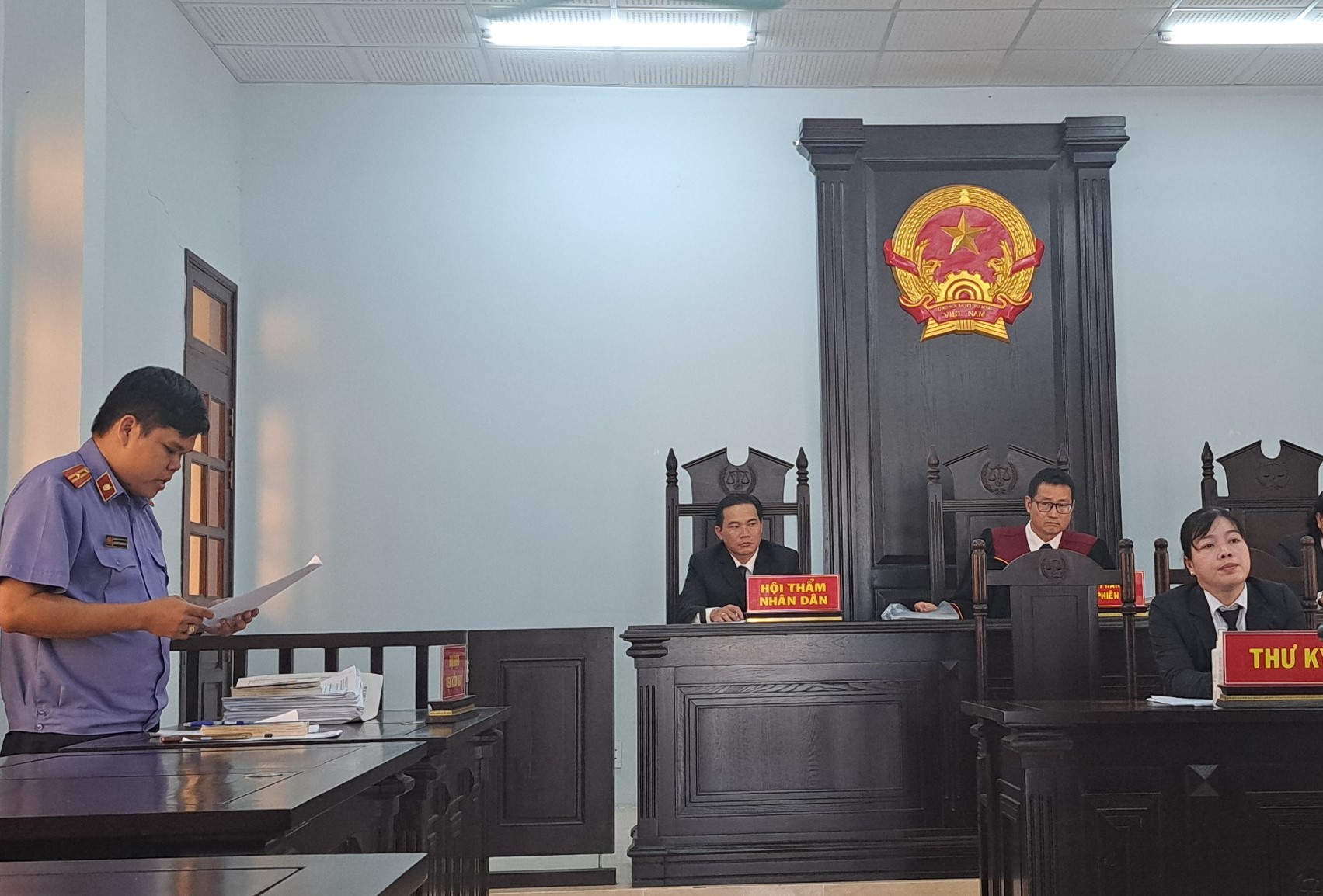 Cầm dao đến đập phá nhà đối phương vì nghi có quan hệ tình cảm với vợ mình