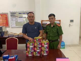 Bắt đối tượng mua pháo giàn qua mạng về nhà cất giấu