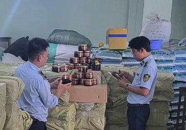 Tạm giữ hơn 4 tấn shisha nghi nhập lậu