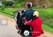 Thanh niên bản bốc đầu xe máy để ra oai với bạn gái