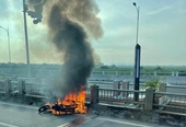 Xe máy bất ngờ bốc cháy dữ dội trên cầu Vĩnh Tuy