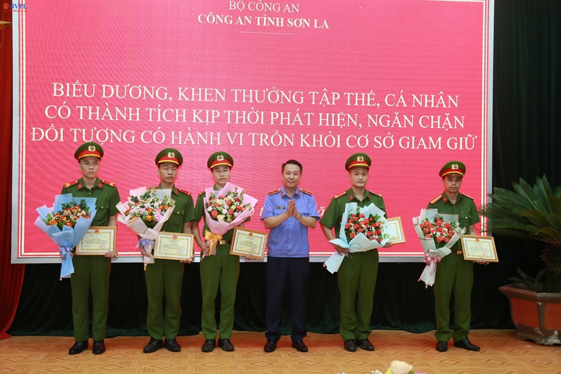 Khen thưởng các tập thể, cá nhân ngăn chặn kịp thời 4 đối tượng trốn khỏi cơ sở giam giữ