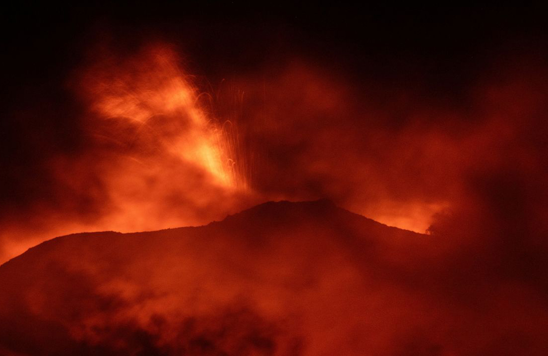 Một trong những núi lửa mạnh nhất thế giới phun trào, tro bụi bao phủ đảo Sicily, Ý