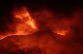 Một trong những núi lửa mạnh nhất thế giới phun trào, tro bụi bao phủ đảo Sicily, Ý
