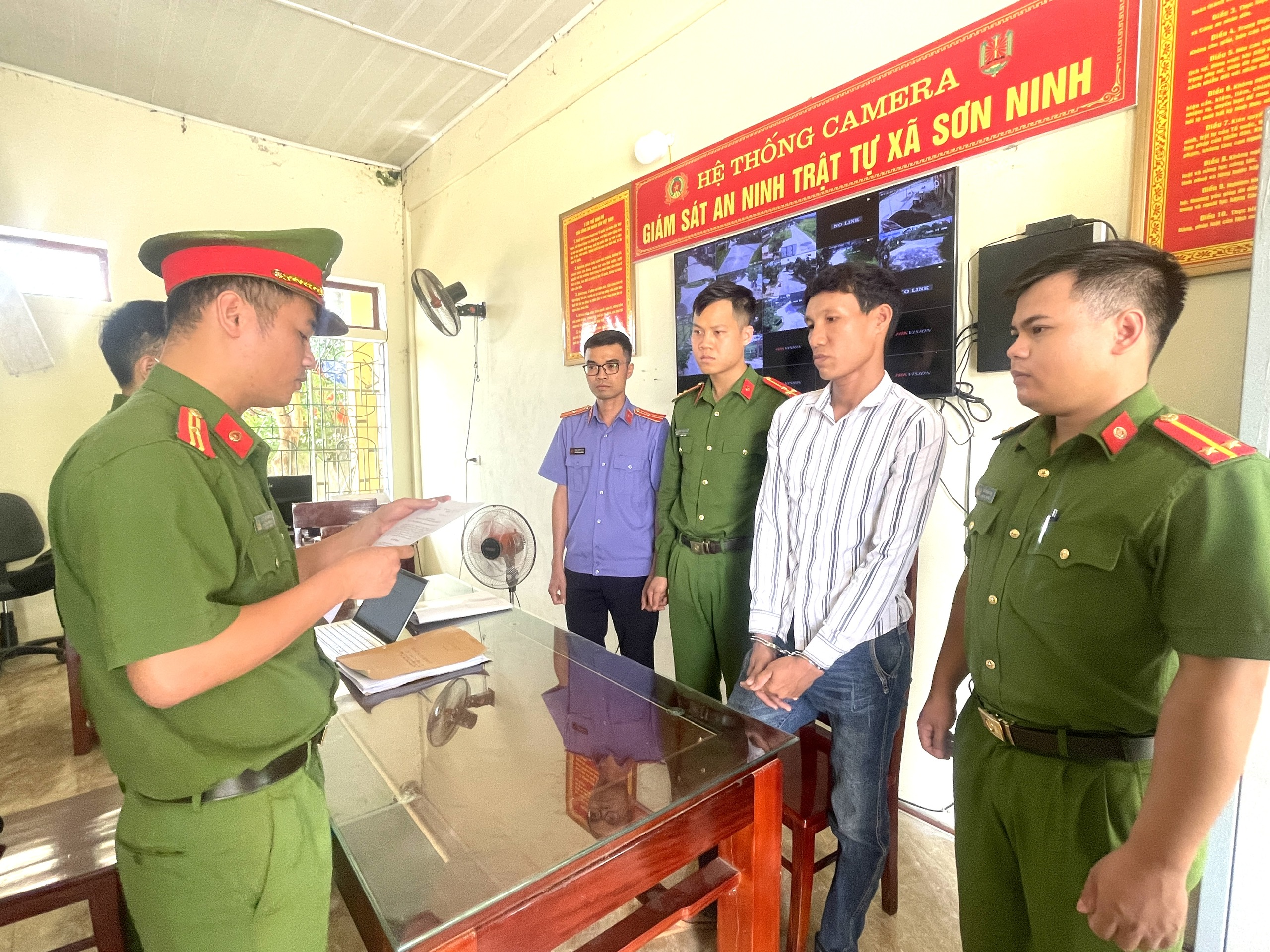 Phê chuẩn bắt tạm giam đối tượng bênh bố, đánh hàng xóm nhập viện