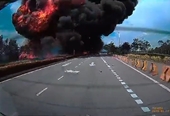 Khoảnh khắc máy bay chở khách bùng cháy sau khi lao xuống đường cao tốc ở Malaysia