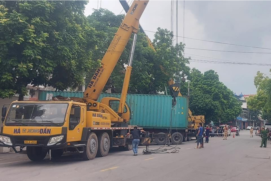 Xe container húc sập cổng công ty, nam tài xế tử vong trong cabin
