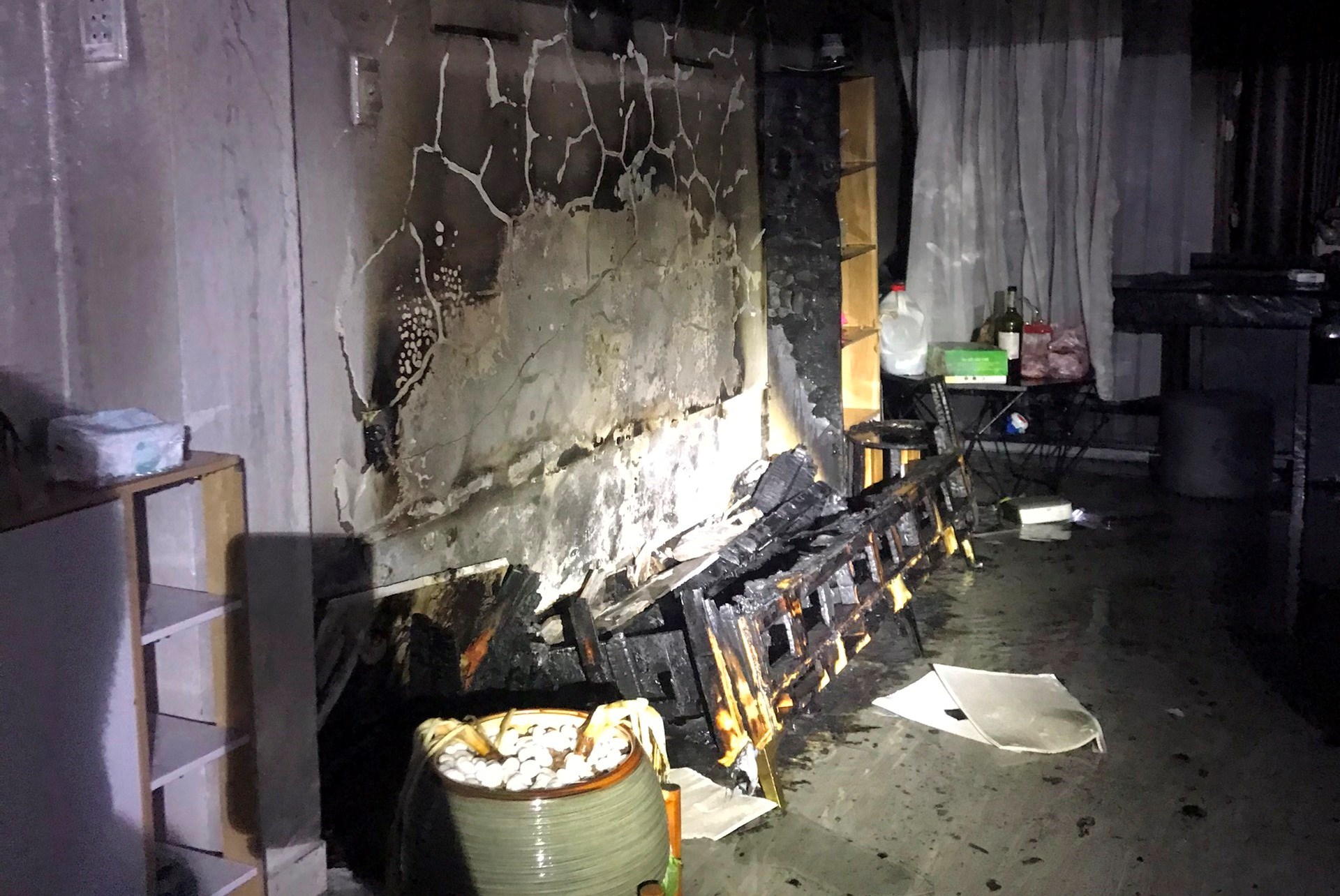 Cứu 3 người mắc kẹt trong đám cháy