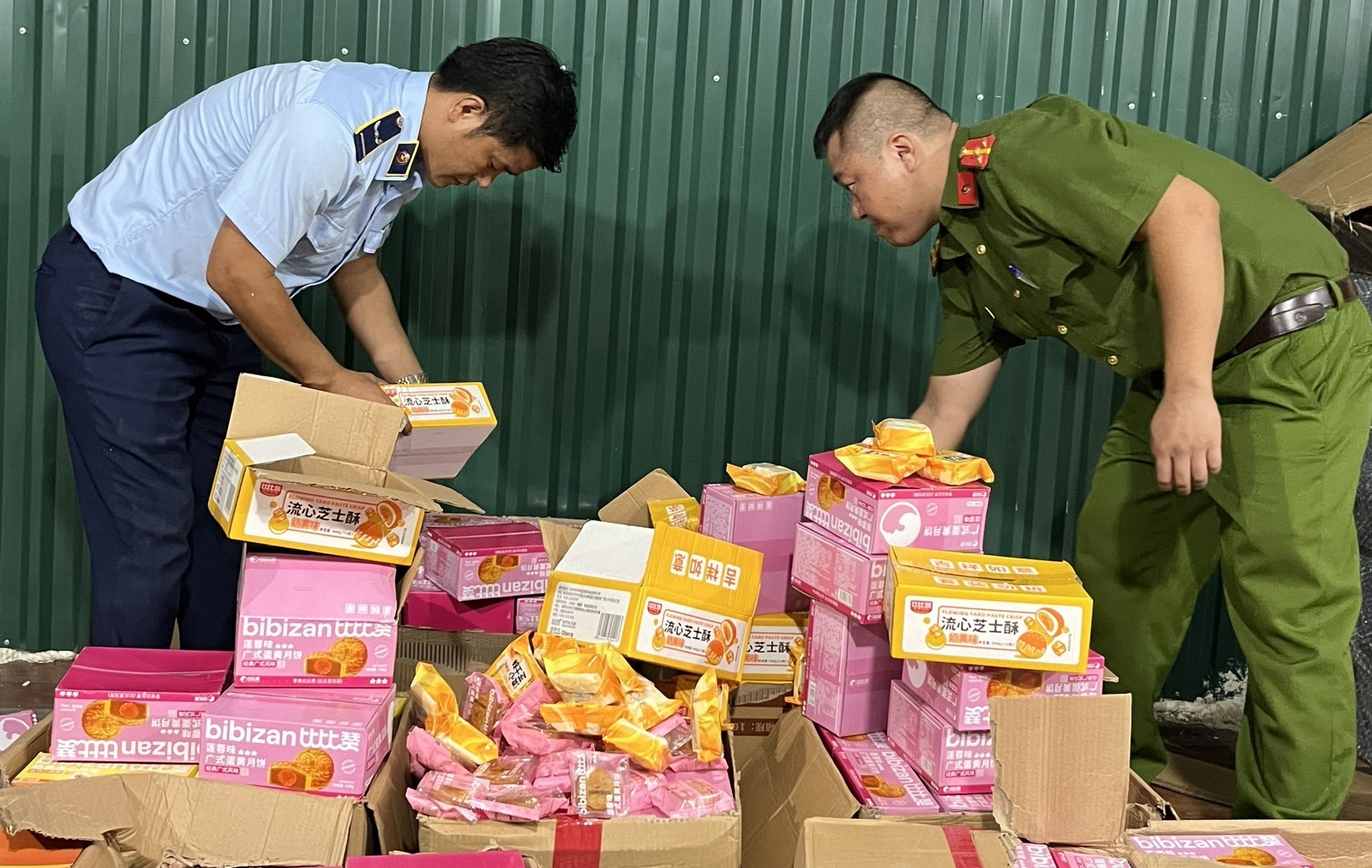 Hà Nội Kiểm tra đột xuất, thu giữ hơn 4 500 bánh trung thu nhập lậu