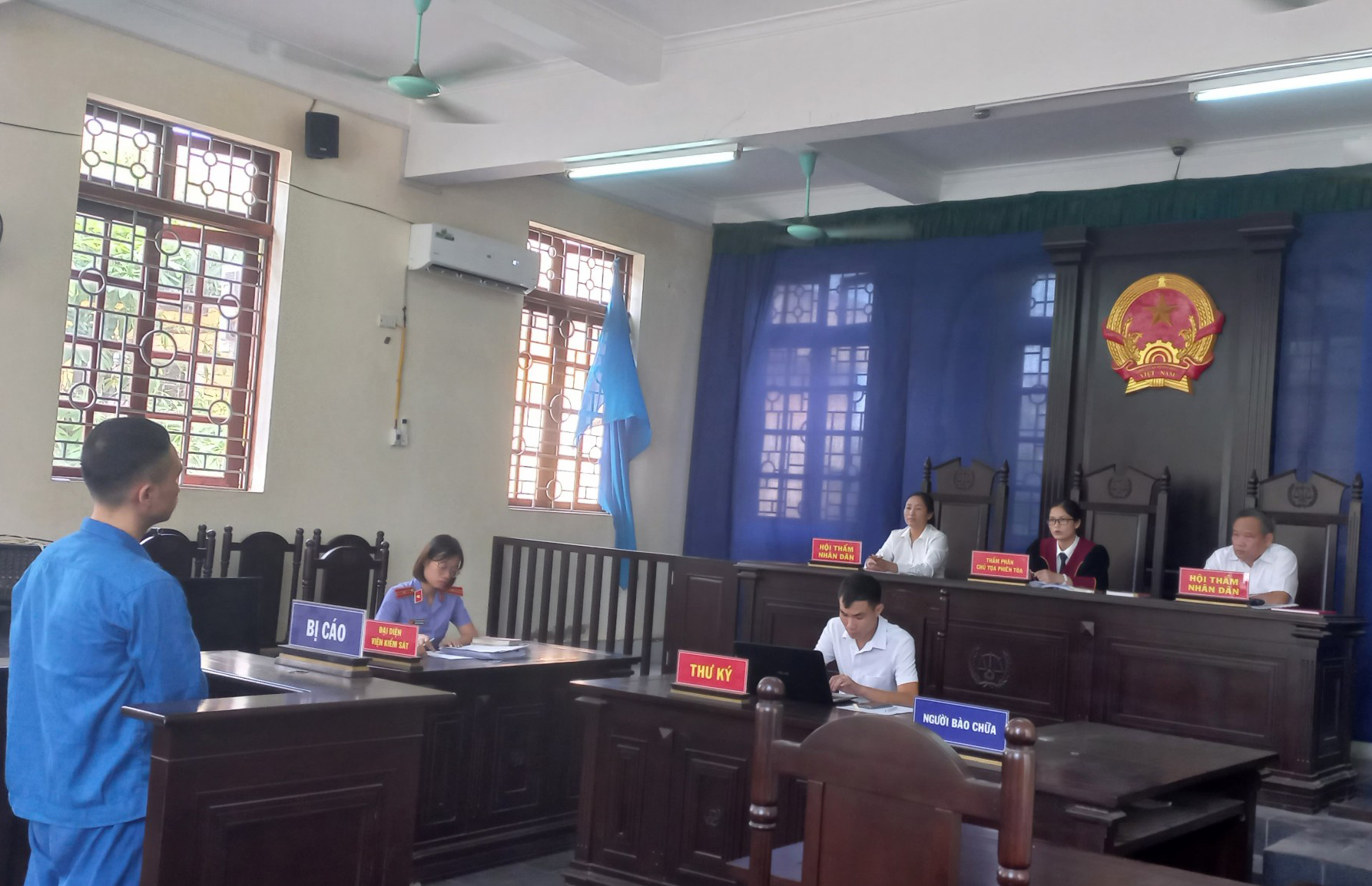 Hình phạt thích đáng cho đối tượng nhổ nước bọt, đấm Công an