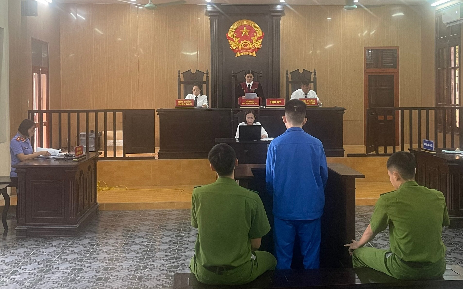 Đập phá tài sản trong đình chùa, lãnh 24 tháng tù