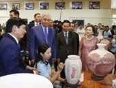 Chủ tịch nước và Tổng thống Kazakhstan thăm Công ty Gốm Chu Đậu