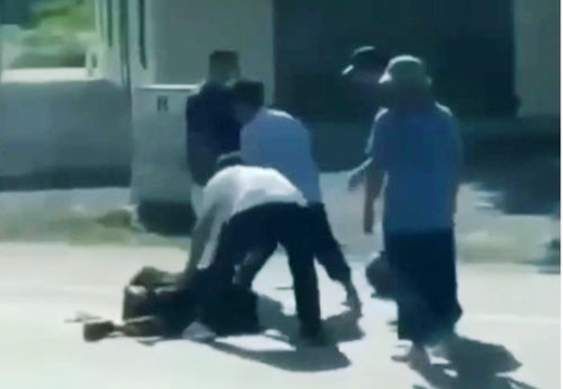 Người đàn ông bị đánh đập dã man dưới lòng đường