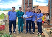 VKSND huyện Đắk Song chung tay hỗ trợ một hộ dân để vươn lên thoát nghèo