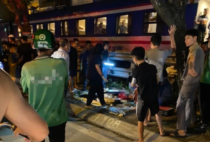 Cố băng qua đường sắt lúc tàu hỏa tới, 2 phụ nữ thương vong