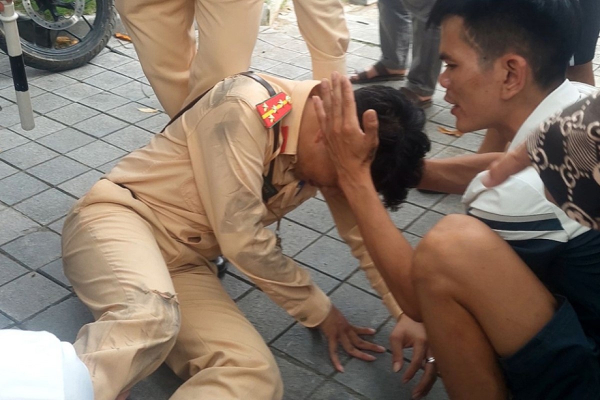 Tạm giữ nam thanh niên tông xe vào CSGT khi đang làm nhiệm vụ