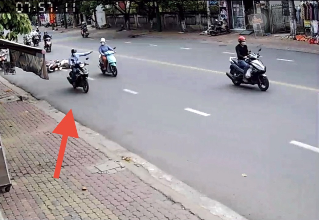 CLIP Người phụ nữ bị giật dây chuyền, ngã nhào giữa đường