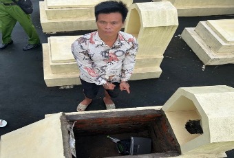 Giấu laptop trộm được dưới mộ chờ mang đi tiêu thụ