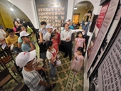 Bảo tàng Biệt động Sài Gòn - Gia Định thu hút các em thiếu nhi tham quan