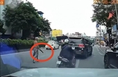 Tạm giữ người đàn ông phóng dao làm vỡ kính ô tô giữa phố