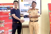 Cán bộ CSGT Hà Nội trả lại một ví tiền cho người bị đánh rơi