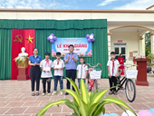 VKSND huyện Bạch Thông tặng quà cho các em học sinh nhân dịp năm học mới